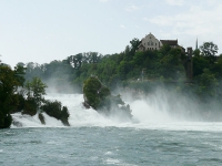 Rýnský vodopád, <br />zámek Laufen v pozadí